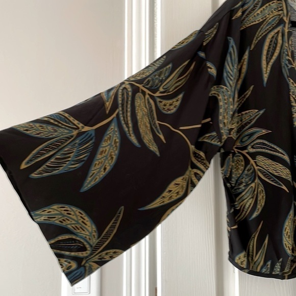 OLIVACEOUS Leaf Pattern Tie Front Bell Sleeve  Crop Top Size Small - Picture 4 of 8